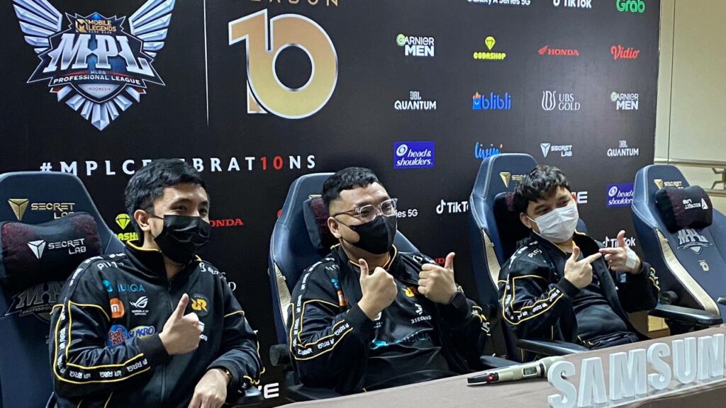 RRQ Hoshi lolos m4