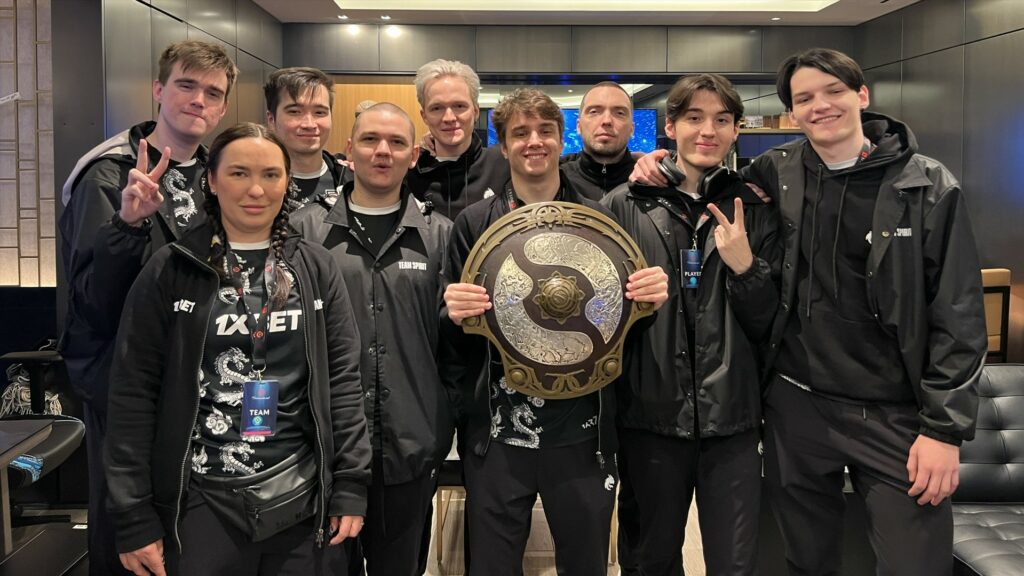 Team Spirit samai rekor OG dengan trofi TI12